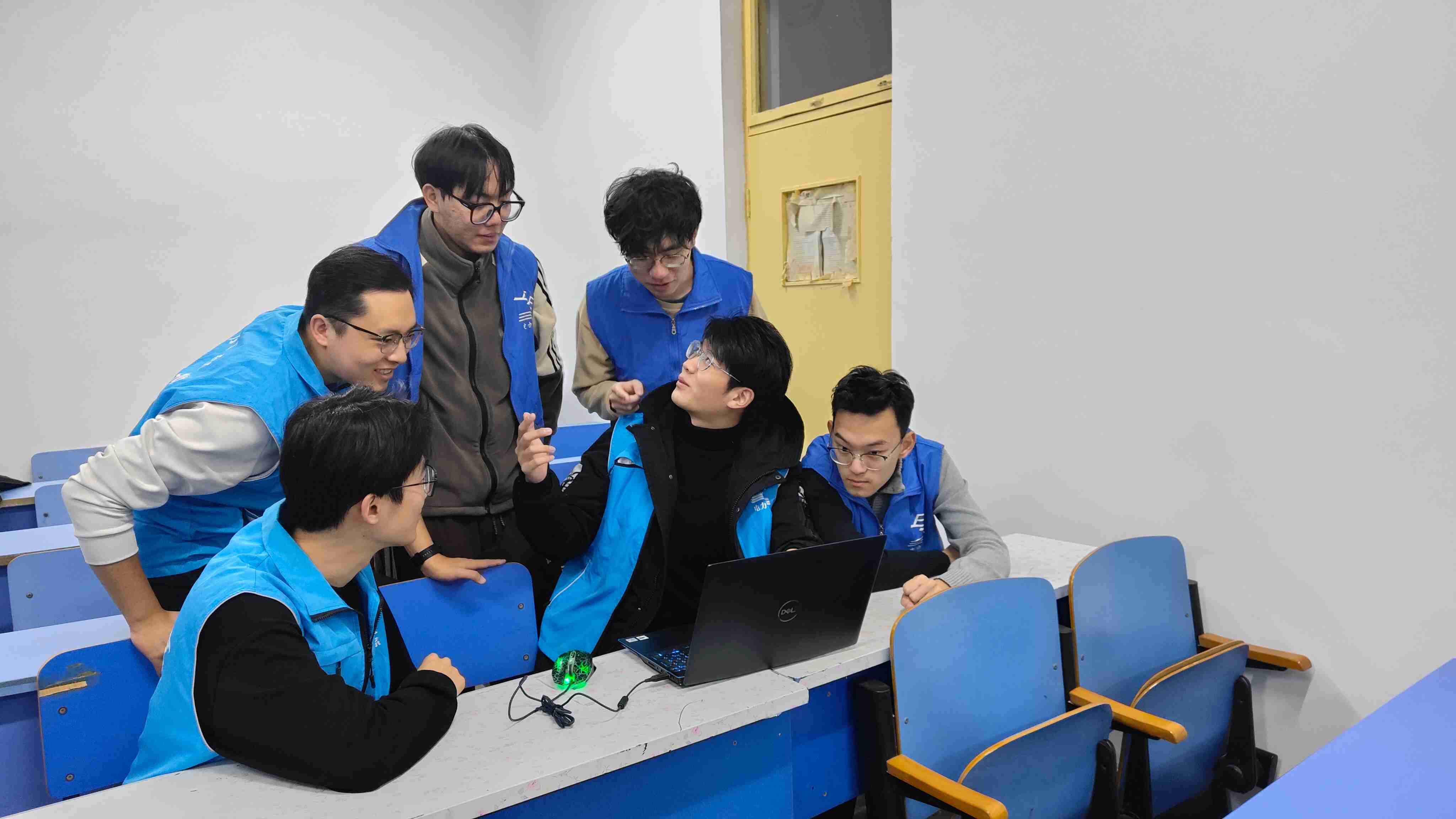 電腦前的小孩們低可信度描述已自動生成