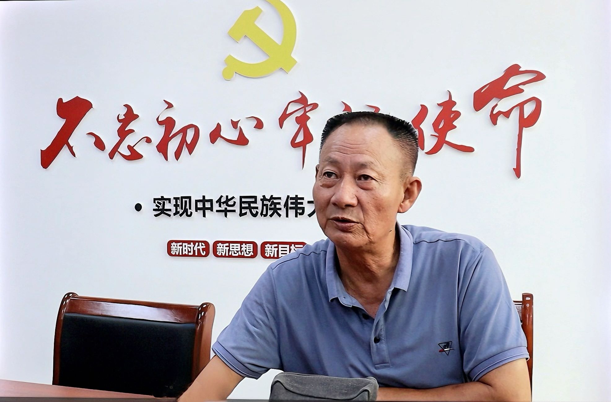 圖為接受實(shí)踐團(tuán)采訪的山歌班班長張森泉