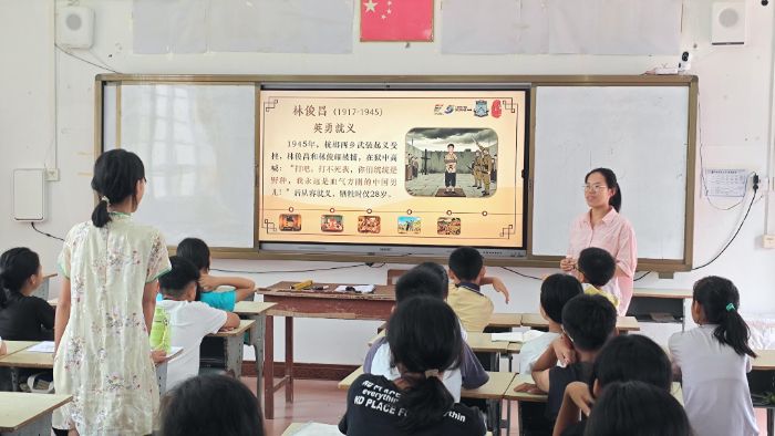圖為流墨實踐服務隊高佳瑜上課